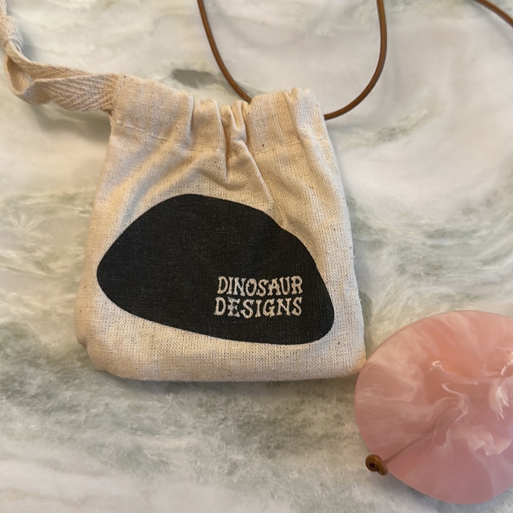 Dinosaur Designs RESIN STONE PENDANT - SHELL PINK BRAND NEW, NEVER WORN. - Picture 3 of 3